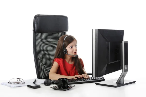 Девушка смотрит в монитор компьютера . — стоковое фото