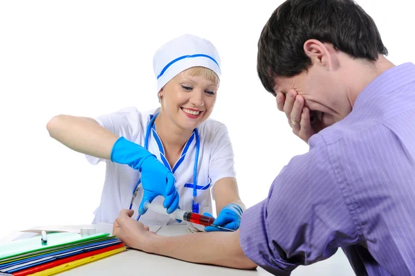 Jovem médico torna o paciente uma injeção — Fotografia de Stock