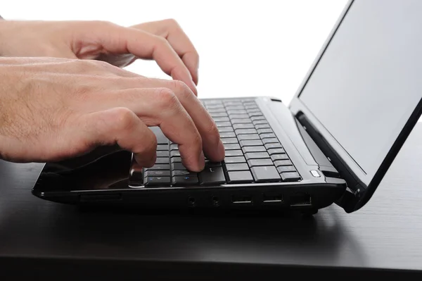 Hände auf der Laptop-Tastatur. — Stockfoto