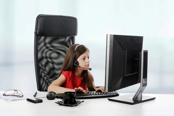 Dívka vypadá v počítači — Stock fotografie