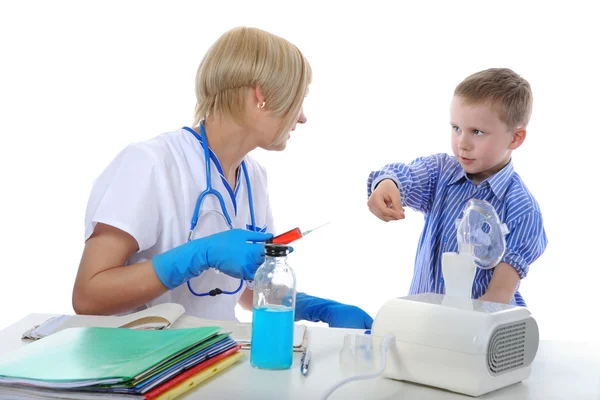 Arzt zeigte dem Jungen, wie man eine Spritze macht — Stockfoto