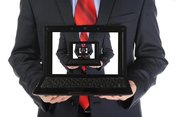 Homme d'affaires tenant un ordinateur portable ouvert — Photo