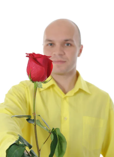 该名男子手持一朵红玫瑰 — 图库照片