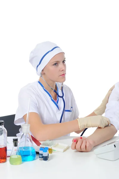 Verpleegkundige maakt de patiënt een injectie. — Stockfoto