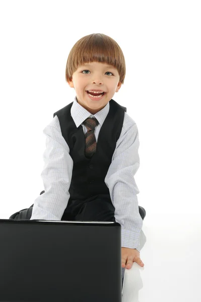 Pojke med en bärbar dator. — Stockfoto