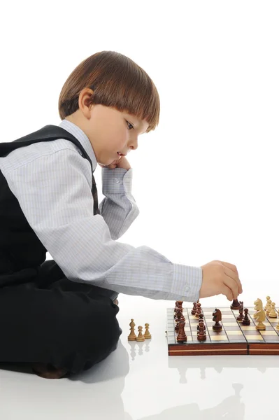 Школьник играет в шахматы — стоковое фото