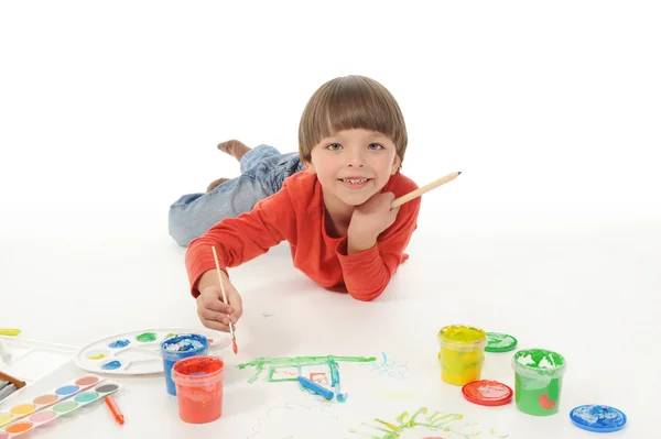 Маленький мальчик рисует — стоковое фото
