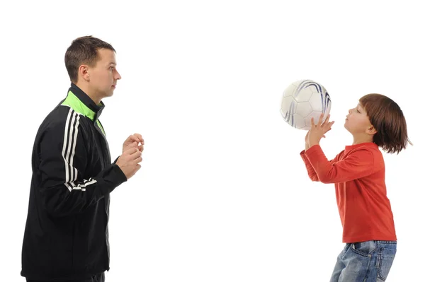 Baba ve oğul top oynarken — Stok fotoğraf