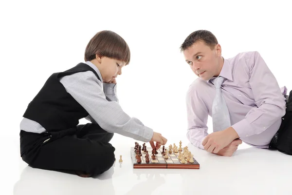 Táta a syn hraje šachy — Stock fotografie