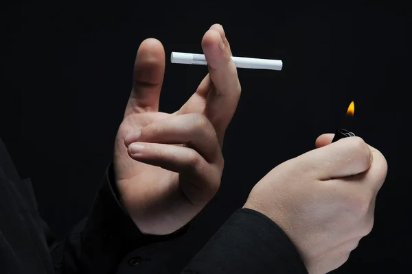 Jeune homme fume une cigarette — Photo