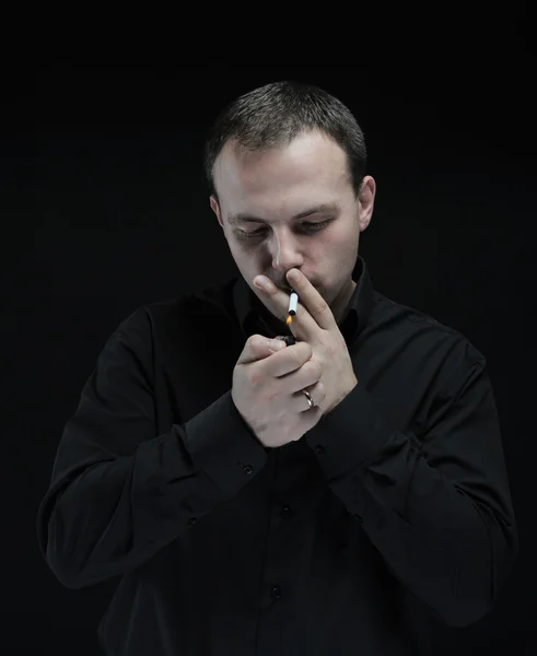Joven fuma un cigarrillo — Foto de Stock