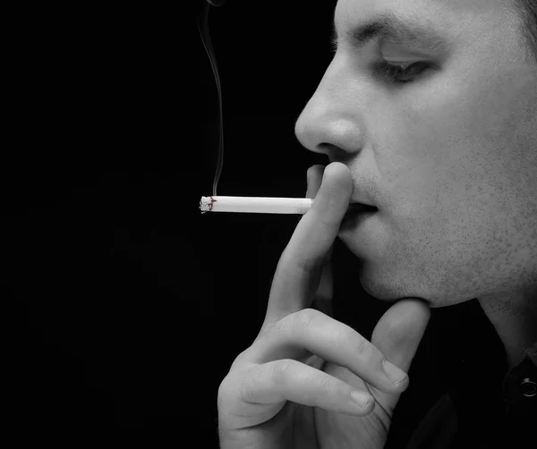Genç adam sigara içiyor. — Stok fotoğraf