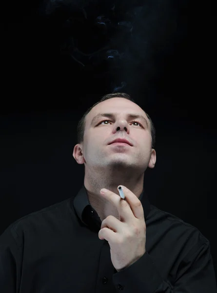 年轻男子抽的香烟 — 图库照片