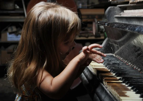 Mädchen spielt auf einem Klavier. — Stockfoto