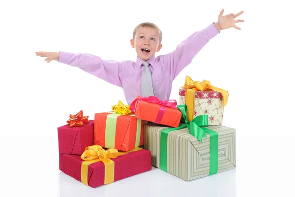 Niño con un montón de regalos —  Fotos de Stock