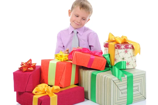 Niño con un montón de regalos — Foto de Stock
