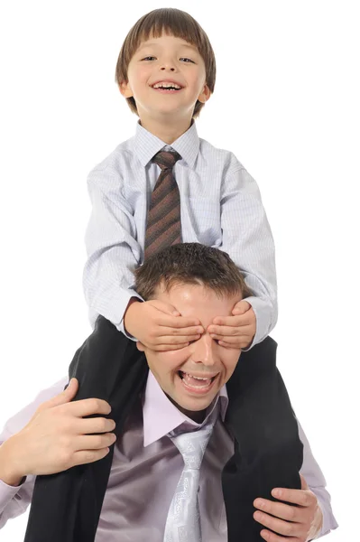 Gelukkige zoon zittend op zijn vader strekt zich uit — Stockfoto