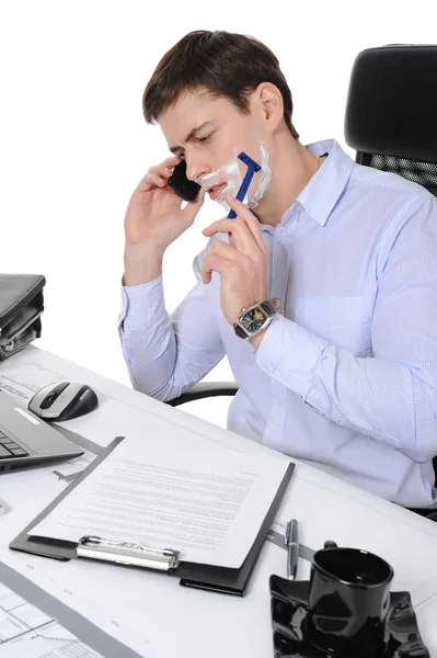 Affärsman rakar på arbetsplatsen — Stockfoto