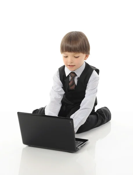 Jongen met een laptop. — Stockfoto