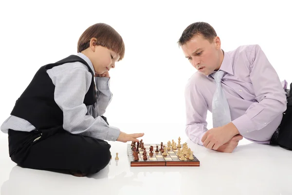 Tata i syn gra w szachy — Zdjęcie stockowe