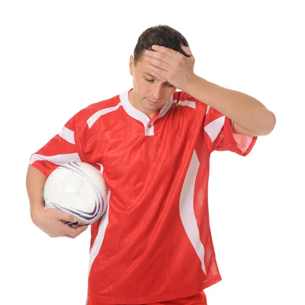 Расстроенный футболист в красной форме . — стоковое фото