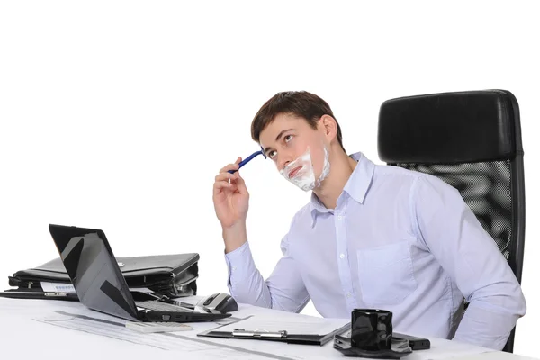 Empresário faz a barba no local de trabalho — Fotografia de Stock