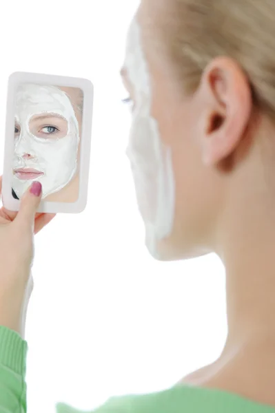 Junge Frau bastelt eine Maske — Stockfoto
