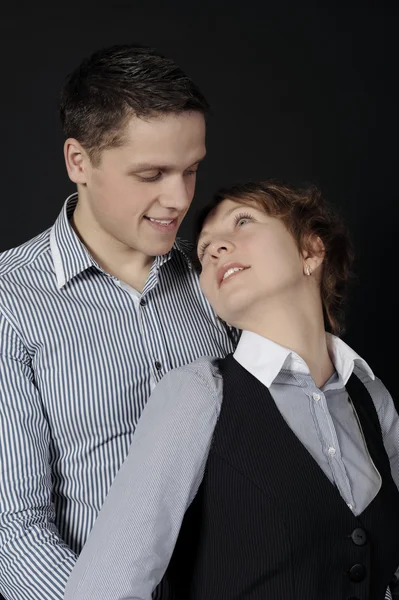 Retrato de um jovem casal alegre — Fotografia de Stock