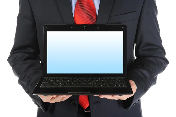 Affärsman som håller en öppen laptop — Stockfoto