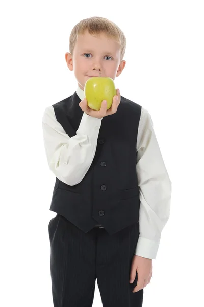 Pojken håller ett äpple — Stockfoto