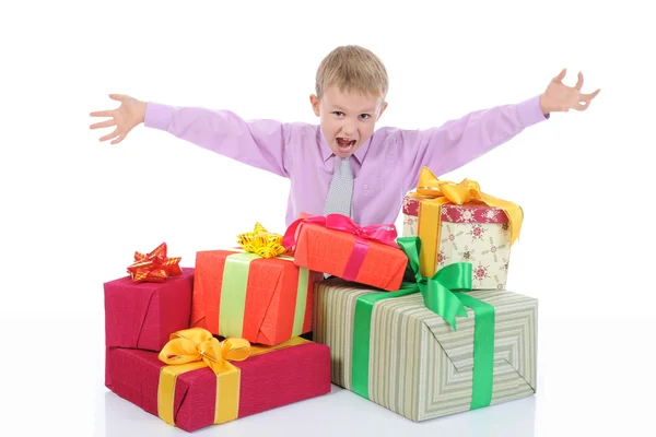 Junge mit einem Bündel von Geschenken — Stockfoto