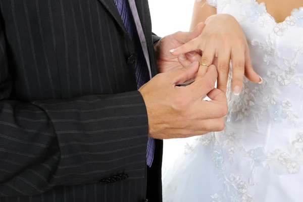 Brudgummen bär ring bruden — Stockfoto