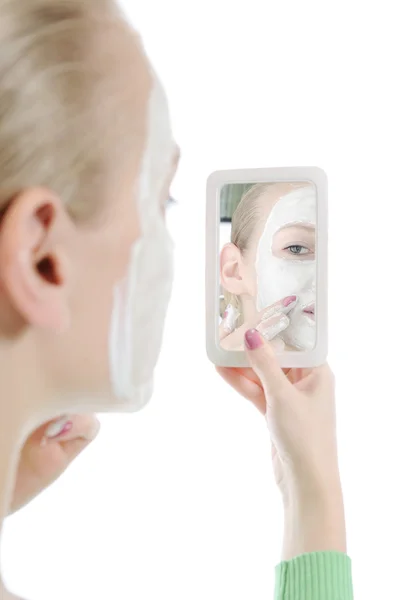 Genç kadın bir maske yapmak — Stok fotoğraf