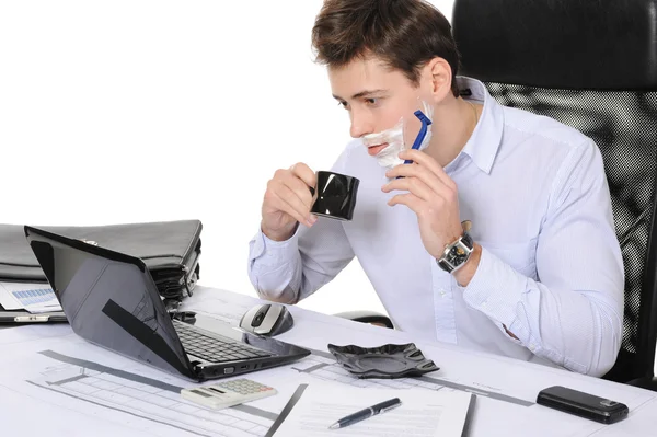 Бізнесмен голиться на робочому місці — стокове фото