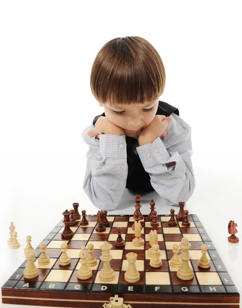Skolpojke spela schack — Stockfoto