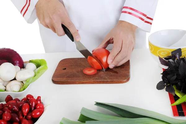 Шеф-кухар вирізає овочі — стокове фото