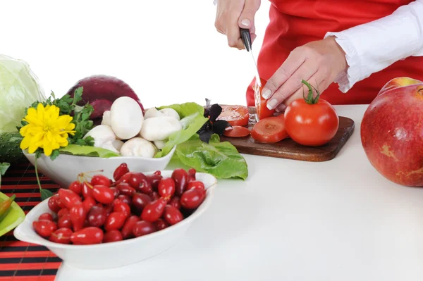 Chef cuts the vegetables — Stockfoto
