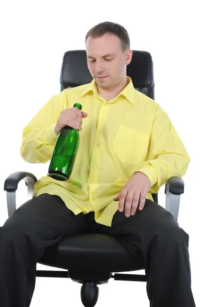 Muž pije alkohol. — Stock fotografie