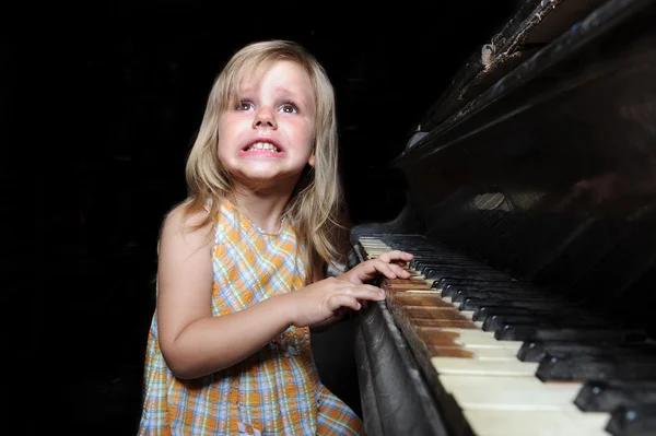 女孩在钢琴上弹. — 图库照片