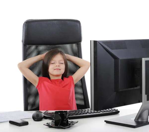Κορίτσι στο γραφείο μπροστά από τον υπολογιστή — Φωτογραφία Αρχείου