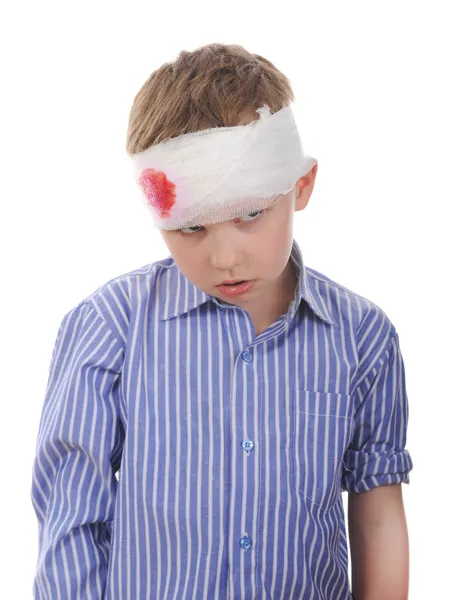 Κλάμα αγόρι με ένα επίδεσμο το κεφάλι — Φωτογραφία Αρχείου
