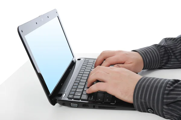 Руки на клавиатуру ноутбука . — стоковое фото