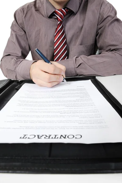 Zakenman tekent een contract — Stockfoto