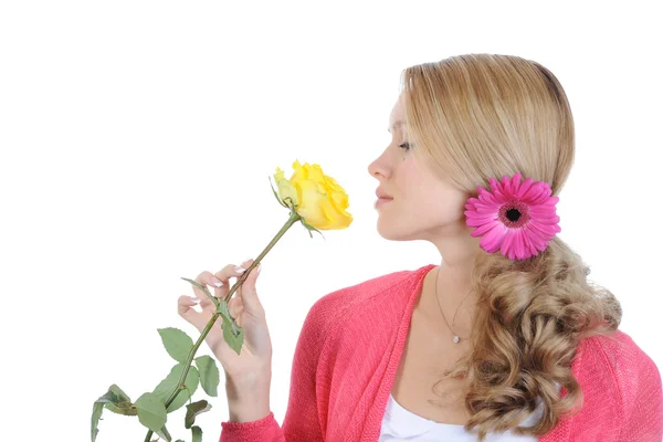 Mooi meisje met een gele roos. — Stockfoto