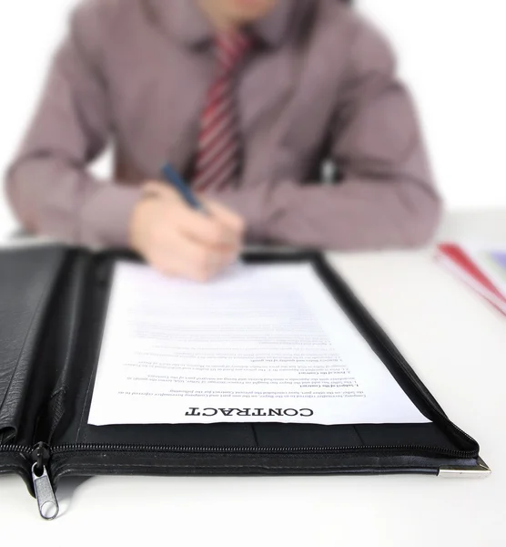 Affärsman tecknar avtal — Stockfoto