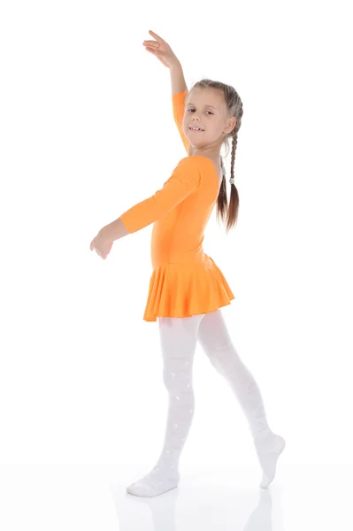 Hermosa bailarina bailando en un vestido naranja . — Foto de Stock