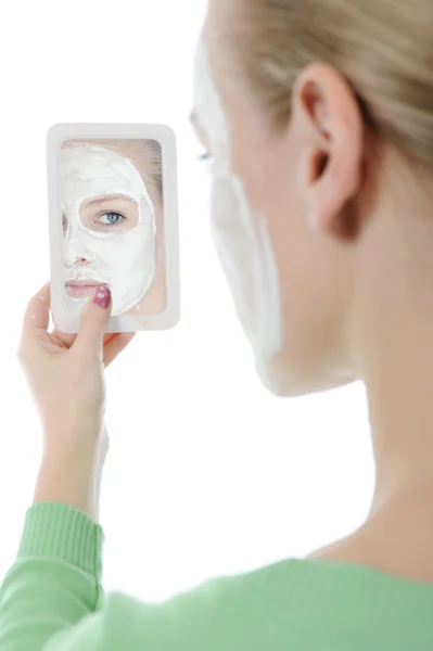 Junge Frau bastelt eine Maske — Stockfoto