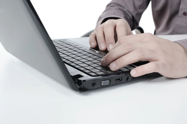 Mãos no teclado do laptop . — Fotografia de Stock