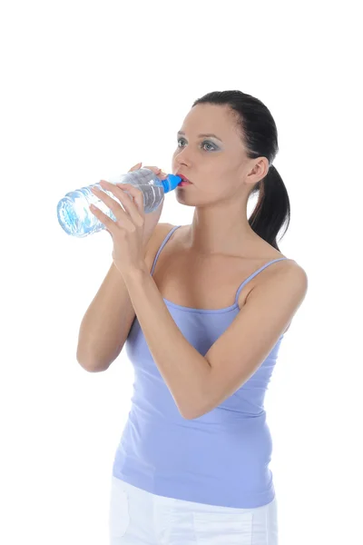Молода жінка п'є воду — стокове фото