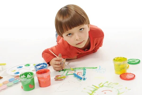 Маленький Усміхнений Хлопчик Малює Фарбу Ізольовані Білому Тлі — стокове фото
